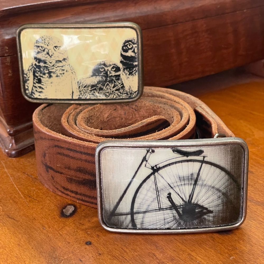 Woodgrain leather belt with 2 buckles